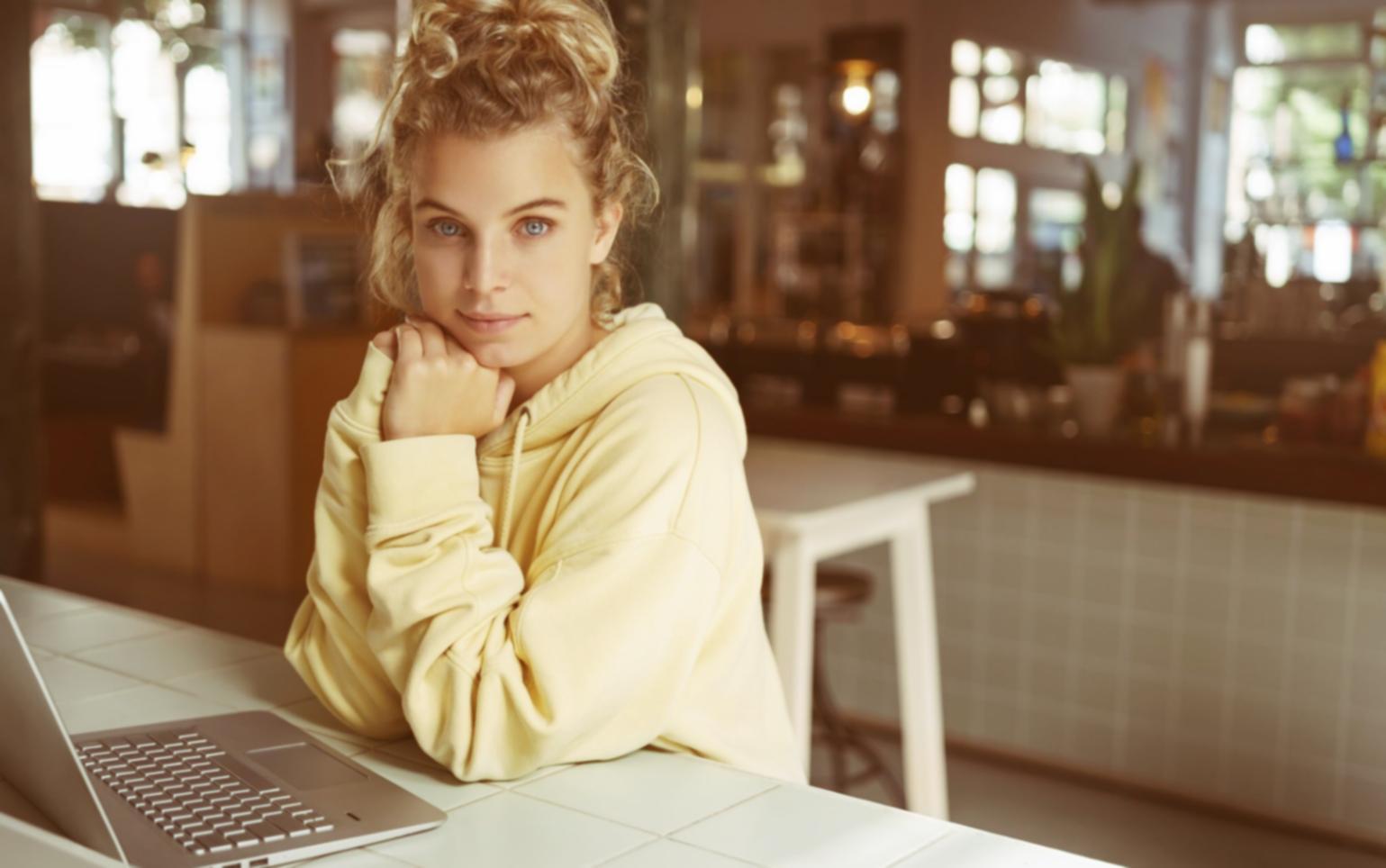 Early workshop session showing collaborative blockchain learning environment